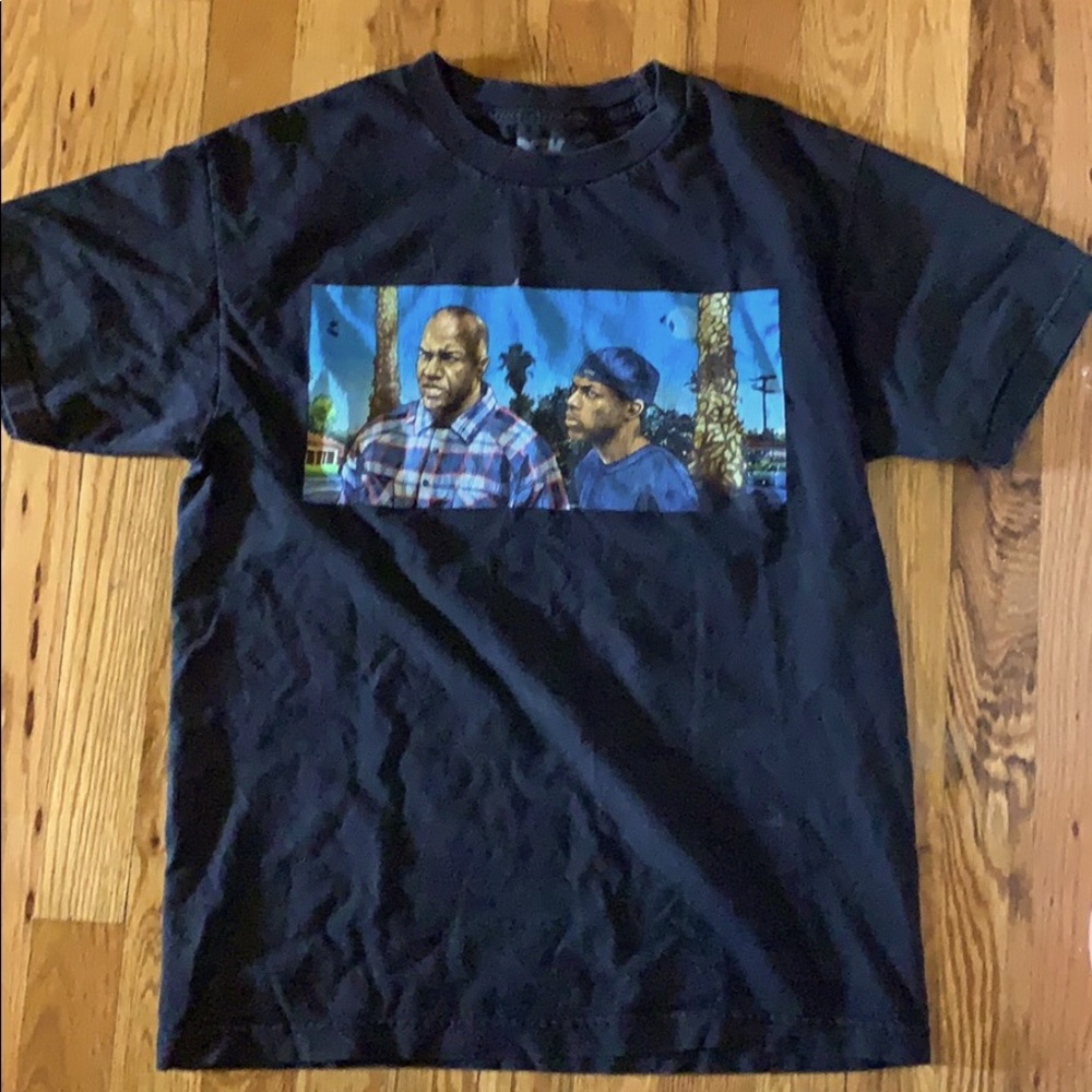 Men’s graphic T shirt Medium size